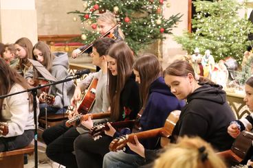 Młodzi gitarzyści z PMDKiS w Wieluniu wystąpili w kościele św. Stanisława w Wieluniu